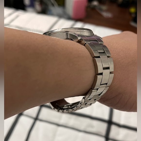 Gucci 101m Diamond Watch - Picture 5 of 7